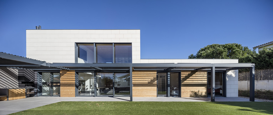 Spain Roca del Valles — Frontek facade
